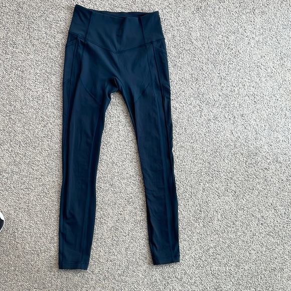 lululemon athletica Pants - Lululemon 28” legging in blue. Sz 6